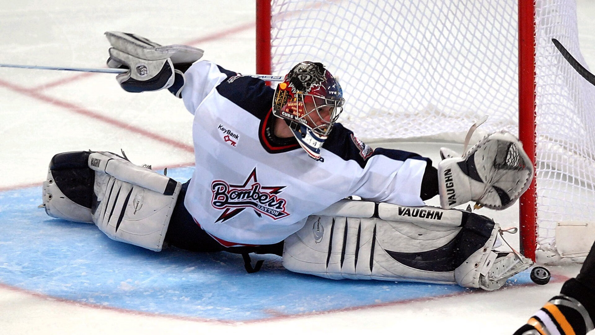 年轻门将神扑三连，助力胜利，足球年轻门将